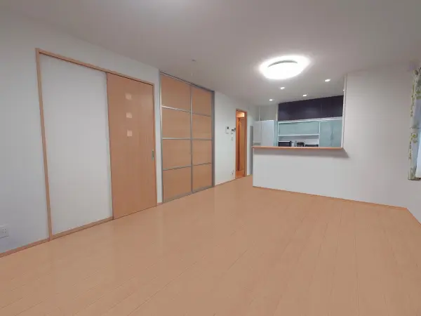 ご家族が自然と顔を合わせやすいリビングイン階段採用！家具の配置がしやすい縦長レイアウトです。