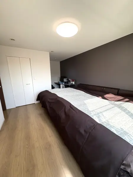 主寝室は約10.8帖と広く、着替えや収納に最適なWIC付きで、身支度も快適に行えます。