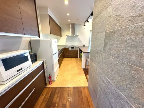 備え付けのカップボードがあります。調理家電や食器類、食品ストックなどを収納いただけます。