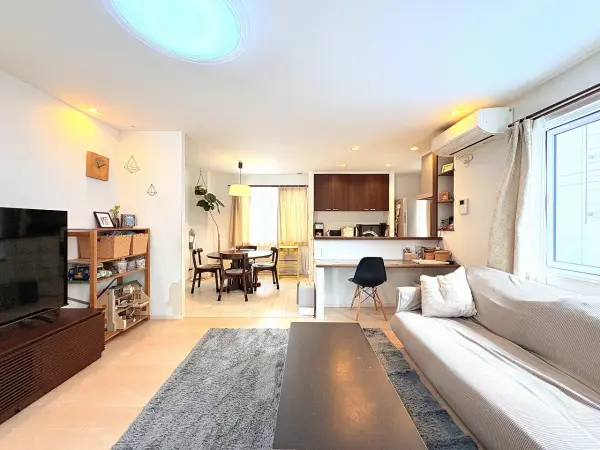 様々なインテリアと相性の良い、シンプルな内装が採用されています。