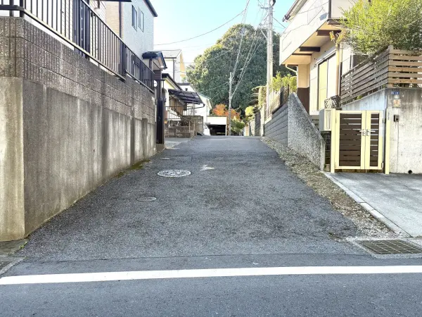 北西側前面道路