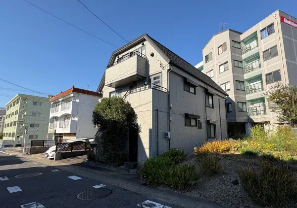 南東前面道路の幅員は約9.0mとゆとりがあります。車の入出庫もスムーズに行えそうです。