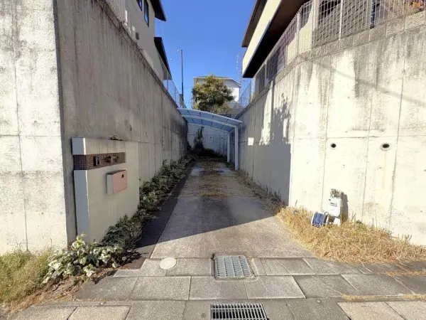 駐車スペース、玄関は東側から出入りいただけます。駐車スペースは2台分（カーポート付き）ございます。