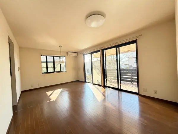 南西・南東の2面採光が確保されたリビング・ダイニング。南西側はウッドデッキに面しています。