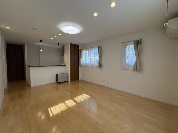 リビングダイニングルームは床暖房完備。寒い冬も足元から暖かく快適にお過ごしいただけます。