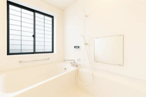 (1階浴室)ゆったりとした浴槽で1日の疲れを癒していただけます。小窓を開けて自然換気が可能です。