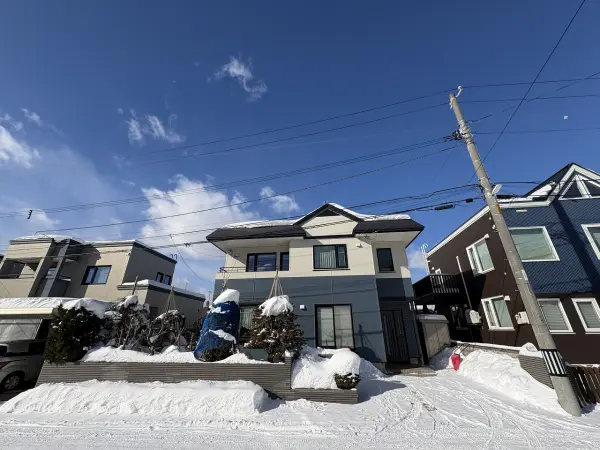周辺は低層住宅が建ち並ぶ、第一種低層住居専用地域に位置します。