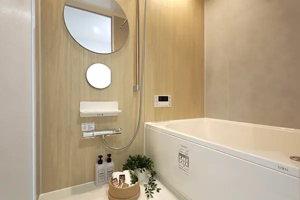 木の温もりの中で癒されるような、ウッド調のアクセントパネルを用いた浴室空間です。