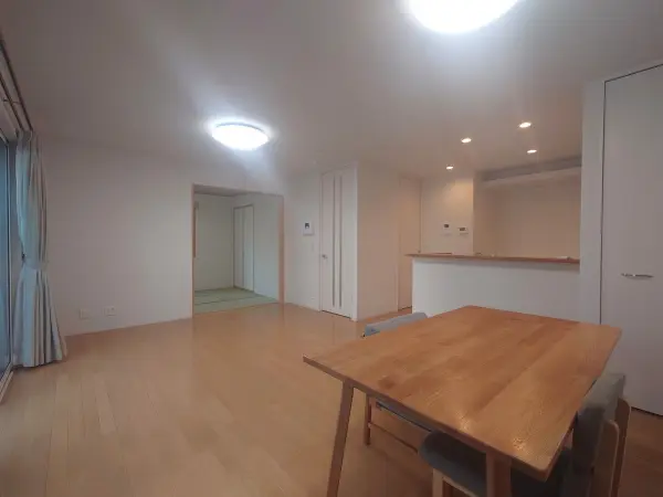 空間を分けやすい、横長レイアウト。生活感の出やすい日用品を整理できる、リビング収納付きです。