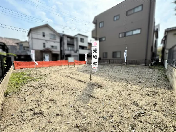 右後ろから
南側から陽光が降り注ぐ、住まいの建築が可能です。