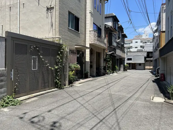建築条件なし売土地！西・南・東の三方が道路に接しているため日当たり、通風良好な土地です。