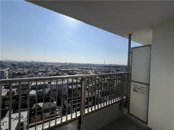 天気のいい日には気持ちの良い青空を眺めることができます。南向きのため洗濯物もスッキリ乾かせそうです。