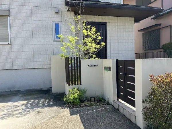 門扉と玄関