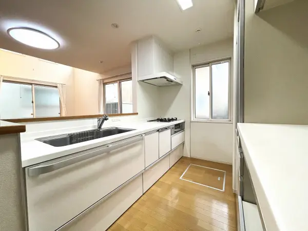 食器洗乾燥機＆浄水器が搭載されたシステムキッチン！お料理中もご家族と会話が弾む対面仕様です。