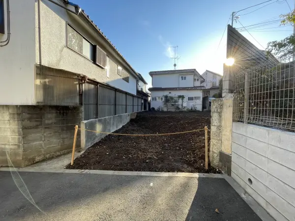 東京メトロ丸ノ内線「新高円寺」駅徒歩12分となります。