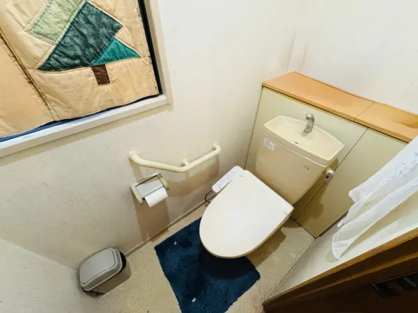 1階トイレです。手すりが備え付けられています。