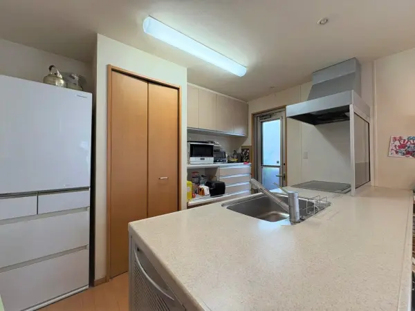 キッチン背面にパントリーが備わっており、食器や食品などのストックが可能でお買い物効率も上がります。