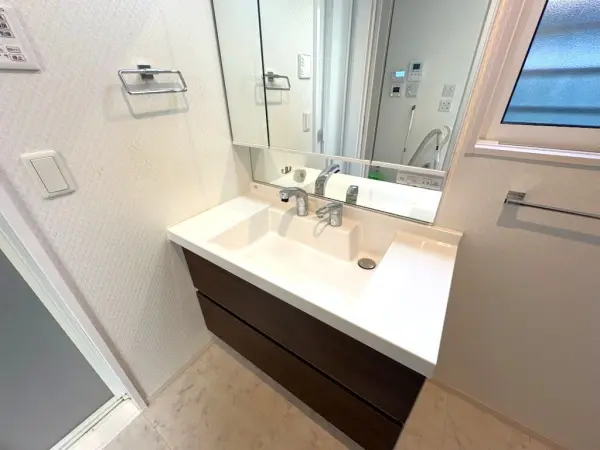 三面鏡になっているため、身だしなみもしっかり確認できます。収納スペースもございます。