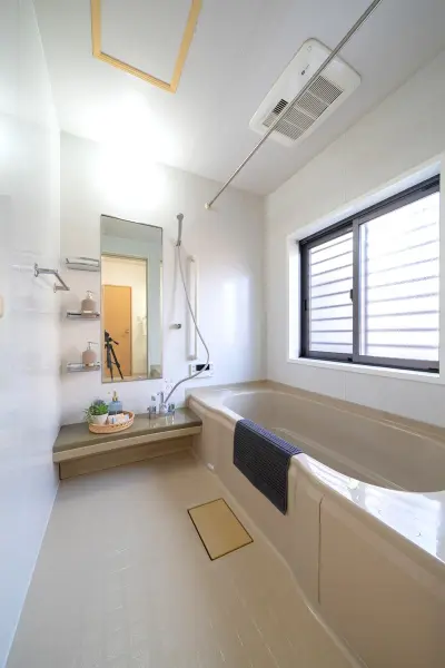 オートバス機能＋浴室暖房乾燥機搭載の浴室です。縦型のミラーと、カウンター、手すりが備わっています。