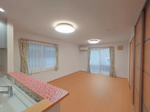 キッチンは対面仕様！リビング・ダイニングで過ごすご家族の様子を見守りながら調理できます。