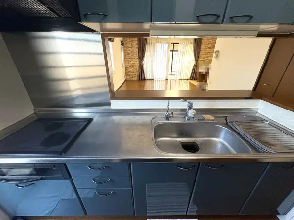 ご家族と会話を楽しみながら調理できる、対面式キッチン。キッチン東側に勝手口あり。