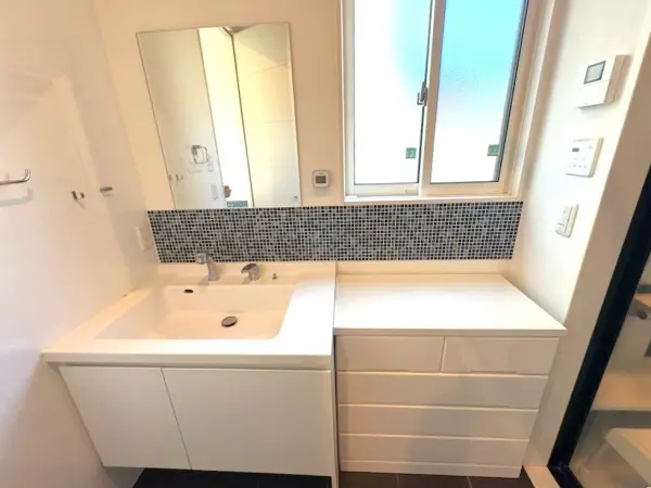 継ぎ目がなく、シンプルな設計でお掃除がしやすいため、洗面室を清潔に保ちやすいのが魅力です。