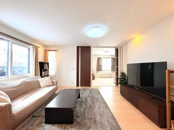 約5.5帖の洋室がリビングに隣接しています。