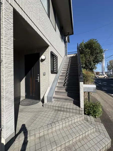 玄関は2か所ございます。2階玄関へは外部階段で上がることができます！