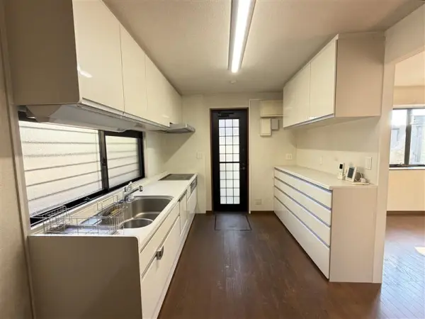 2011年10月に交換リフォームを行っております。
キッチン上部、背面に備え付けの収納があります。