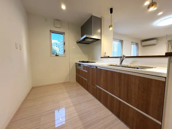 キッチンの窓で、明るさを確保しつつ調理中のにおいや湿気も換気ですっきり解消してくれる利点も。