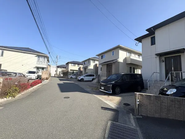 平坦地のため、自転車や徒歩での移動もスムーズです。福岡市立西花畑小学校まで徒歩3分(約200m)。