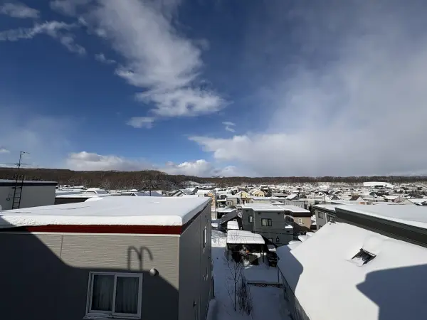 窓の向こうに広がる整った街並みは、日々の暮らしに安らぎと美しさを添えてくれます。