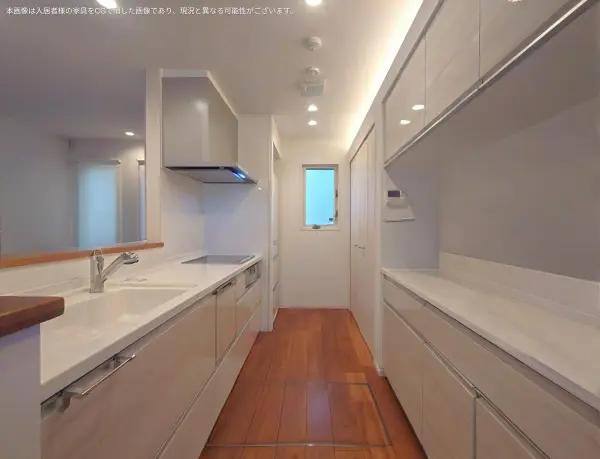 カップボードや床下収納など収納スペース豊富で調理器具などをすっきりと仕舞えます。