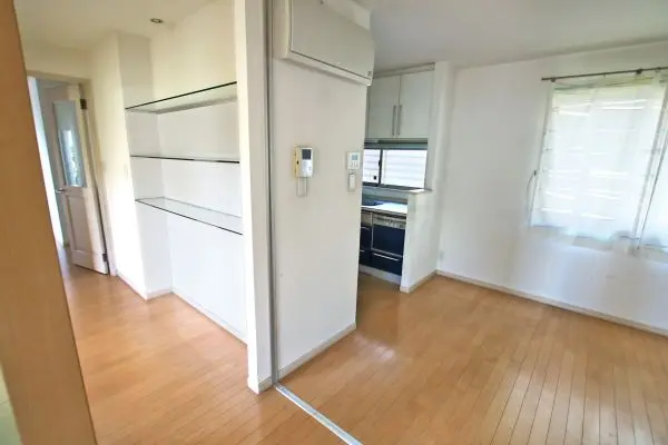 調理に集中しやすい半独立型のキッチンが採用されています。生活感が出やすいスペースが見えにくいです。