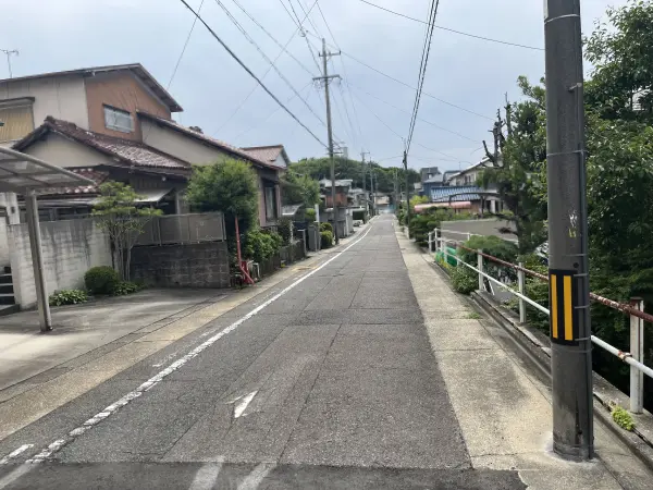 北側前面道路の幅員は約6.0m。間口は約10.9mです。駐車場の出入りも困らなさそうです。