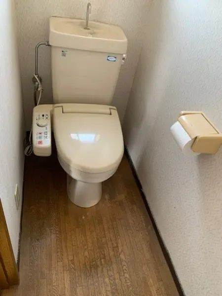手洗い器一体型、温水洗浄便座付きです。
1階に水回りが集約された間取り設計となっております。