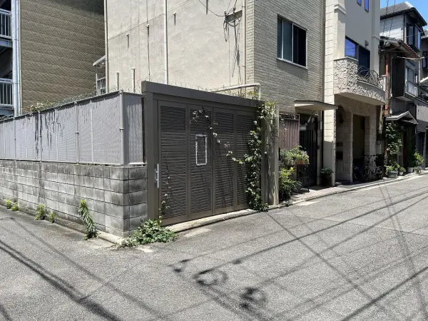 建築条件なし売土地！西・南・東の三方が道路に接しているため日当たり、通風良好な土地です。