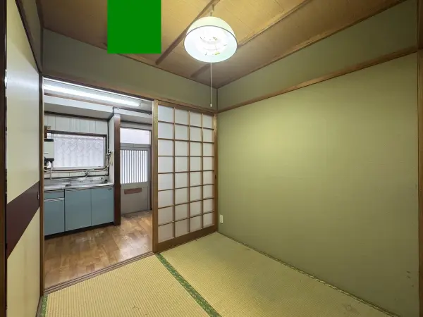 DKに隣接する和室約2帖です。収納も備わっています。