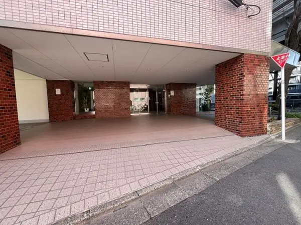 エレベーターは3基設置されています。宅配ボックスも新しく設置されました。