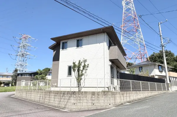 3方向角地でとても陽当たりが良いお家です。