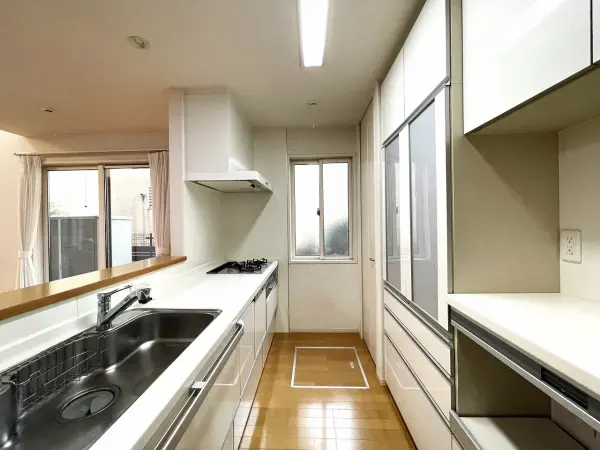 キッチン背面にカップボードが設置されており、食器や調理器具などをすっきりと収納できます。