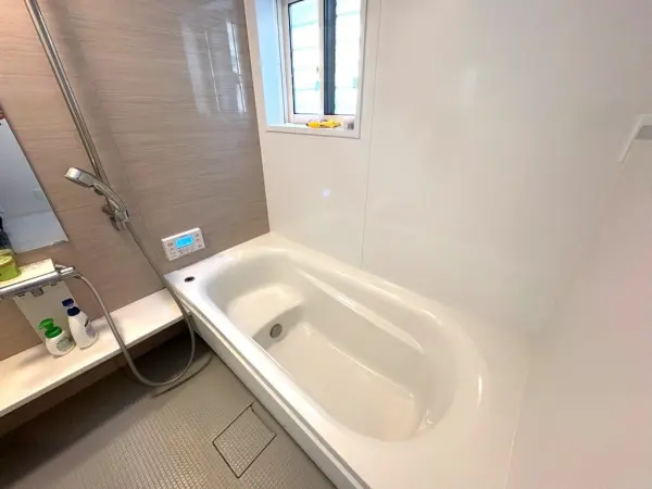 追焚き機能付きの浴室は、いつでも快適な温度で入浴でき、ご家族の入浴時間がバラバラでも安心です。