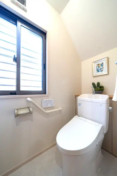 1階トイレは新規交換済みです。各階トイレがあるので、階段の上り下りをすることなくお使いいただけます。