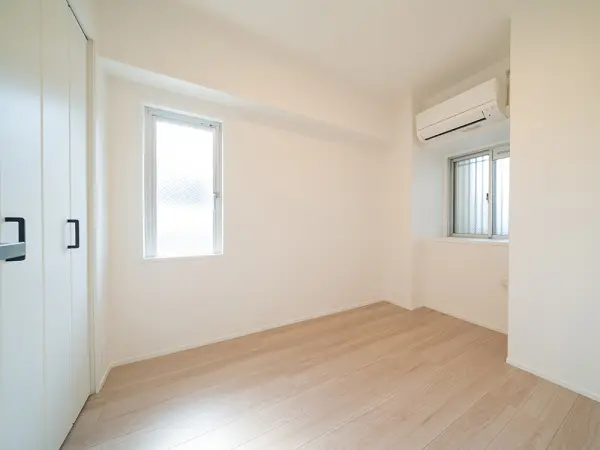 玄関から近く独立性の高い洋室。2面採光が確保されています。