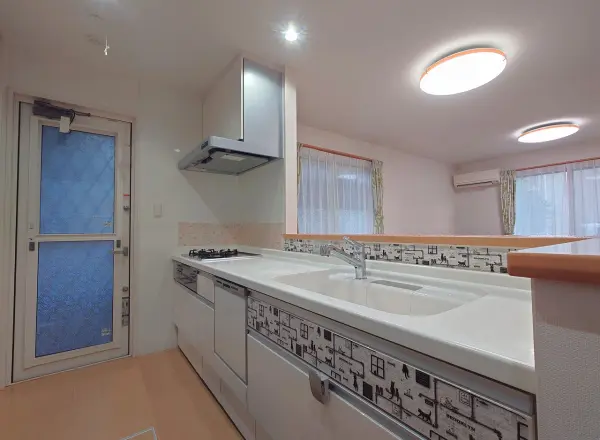 家事の時短に役立つ食器洗乾燥機、グリル付3口ガスコンロが搭載されたシステムキッチンです。