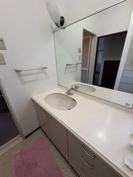 大きな1面鏡の洗面化粧台が設置されています。横幅にゆとりがあるため、複数人で身支度も可能。