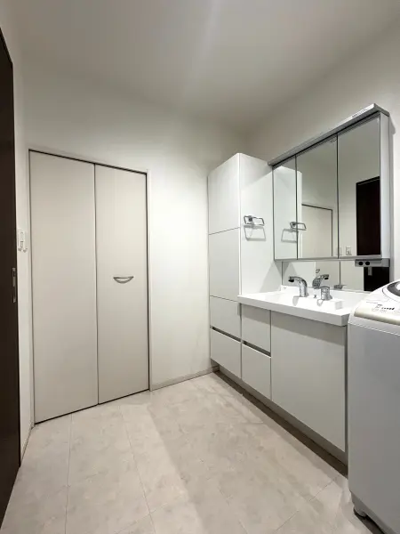 三面鏡の洗面化粧台、収納スぺ―スが設置されており、身支度もスムーズに行えそうです。