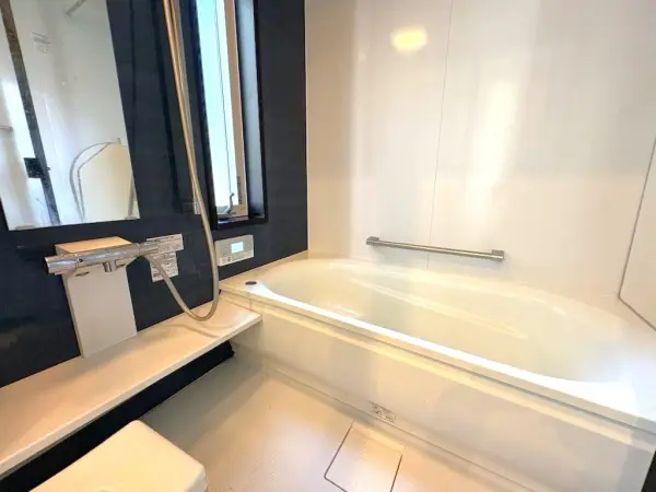 浴室乾燥機・オートバス機能搭載です。足を伸ばしてゆったりお寛ぎいただけ、1日の疲れを癒せます。