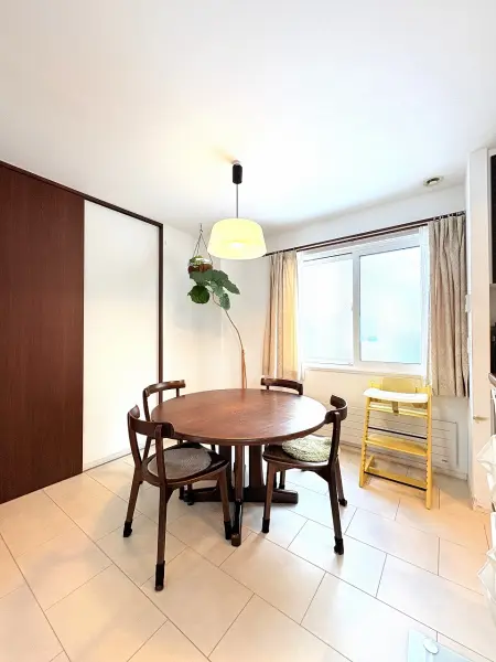 床材はフローリングではなくタイル調を採用