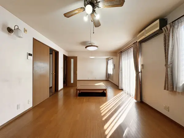 1階リビングダイニング。キッチンと合わせると合計約24.0帖の広さがあります。